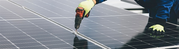 Panel solar y taladro