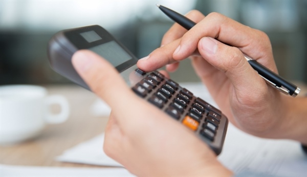 Manos sosteniendo calculadora