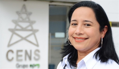 Funcionaria cens sonriendo
