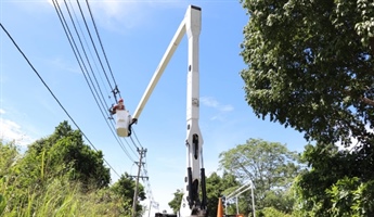 Trabajador cens en poste de energía