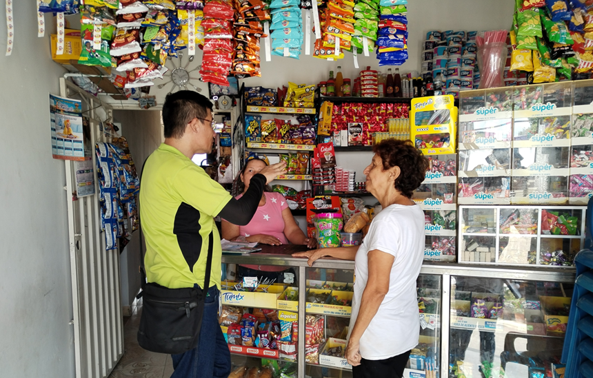 Fotografía de visita casa a casa en el municipio de Los Patios