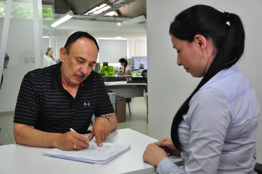 Imagen de un hombre completando un formulario físico 